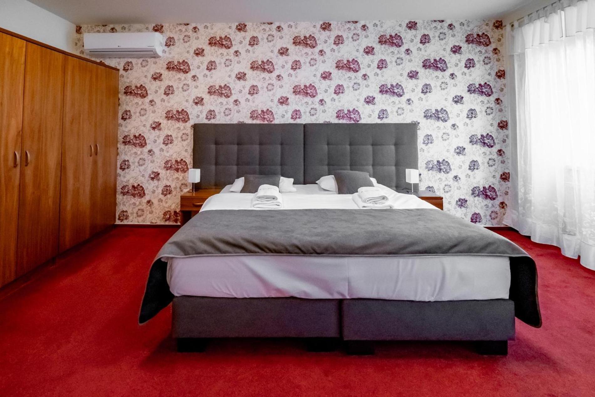 Relax Hotel Stork Lednice Bagian luar foto