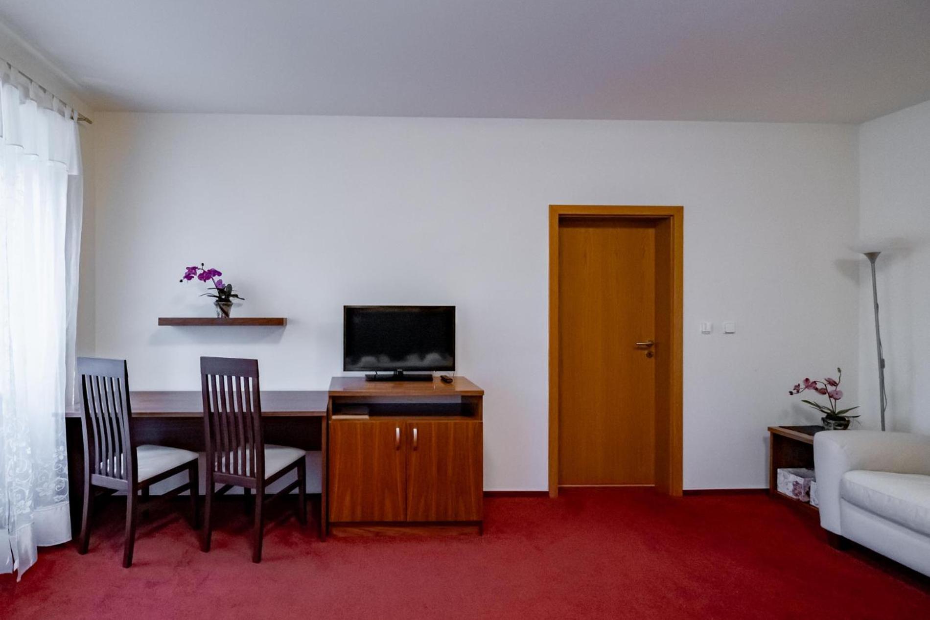 Relax Hotel Stork Lednice Bagian luar foto