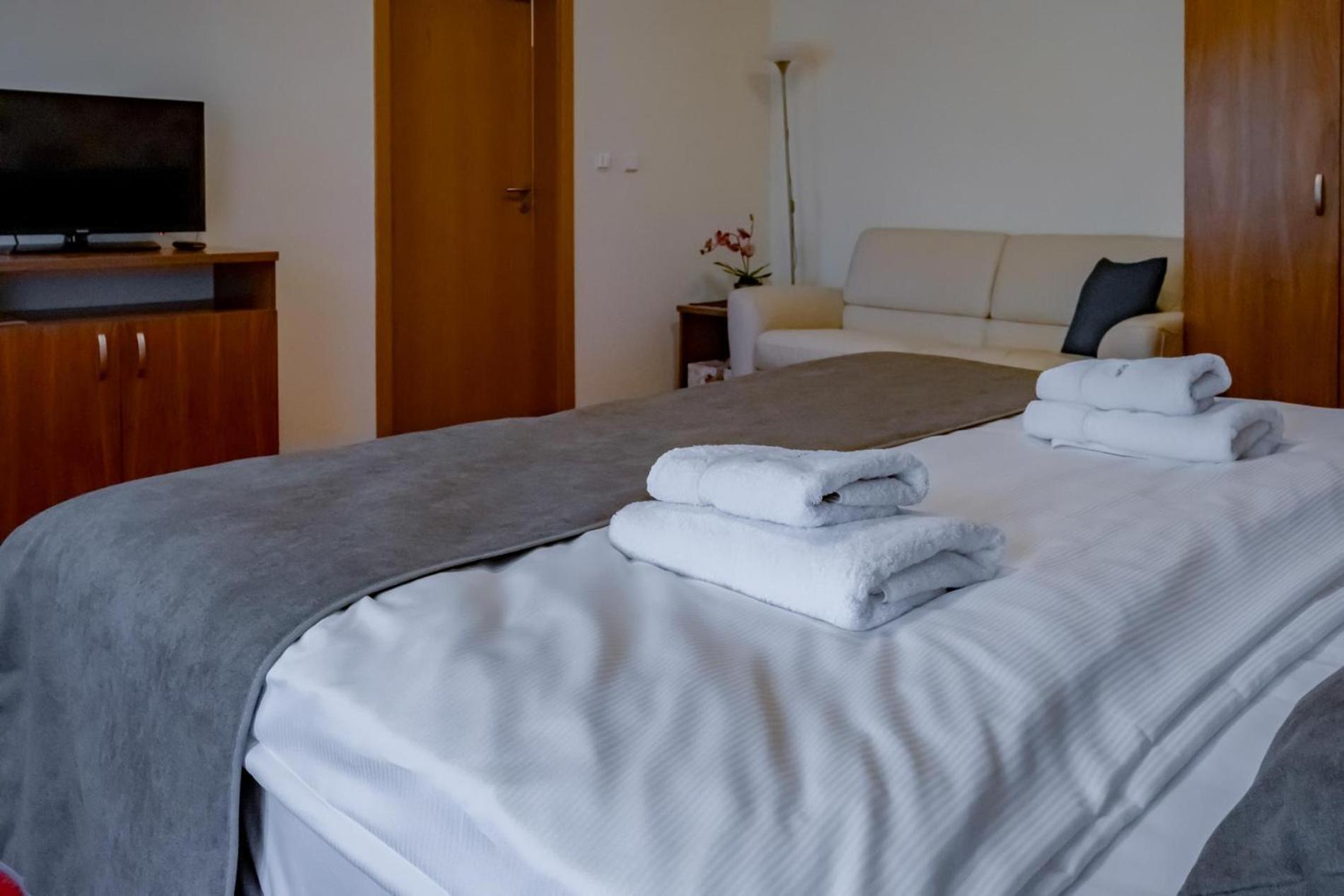 Relax Hotel Stork Lednice Bagian luar foto