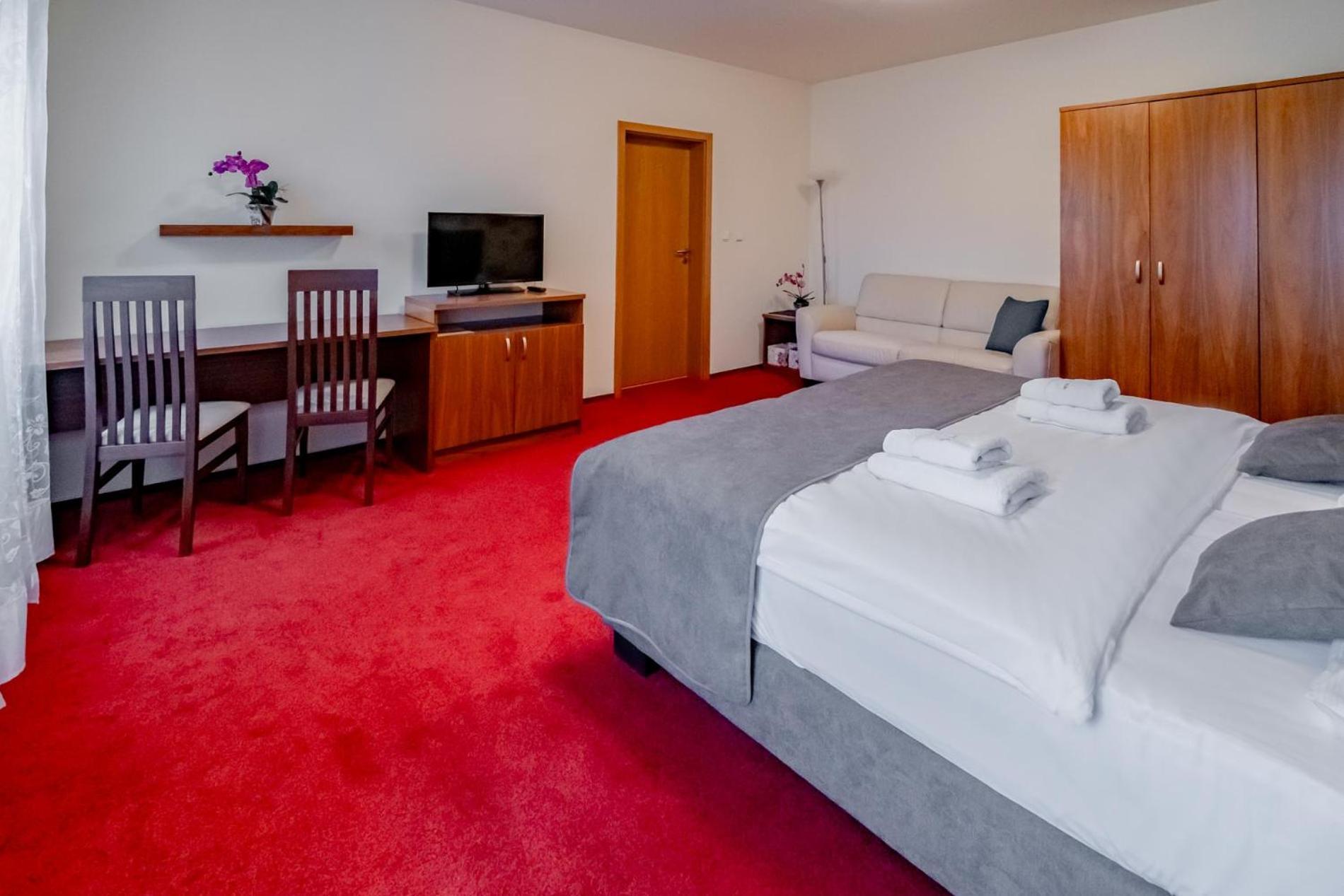 Relax Hotel Stork Lednice Bagian luar foto