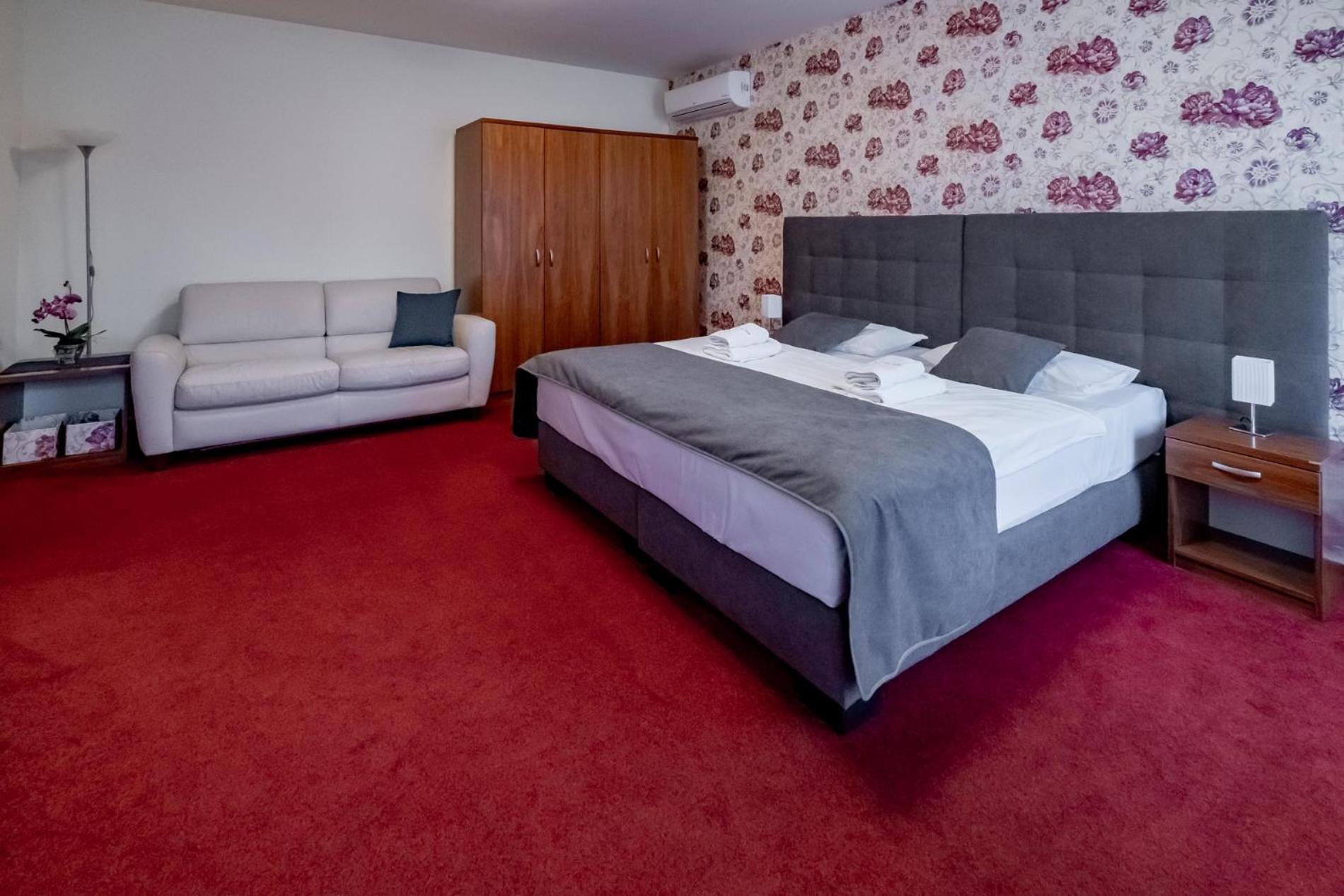 Relax Hotel Stork Lednice Bagian luar foto