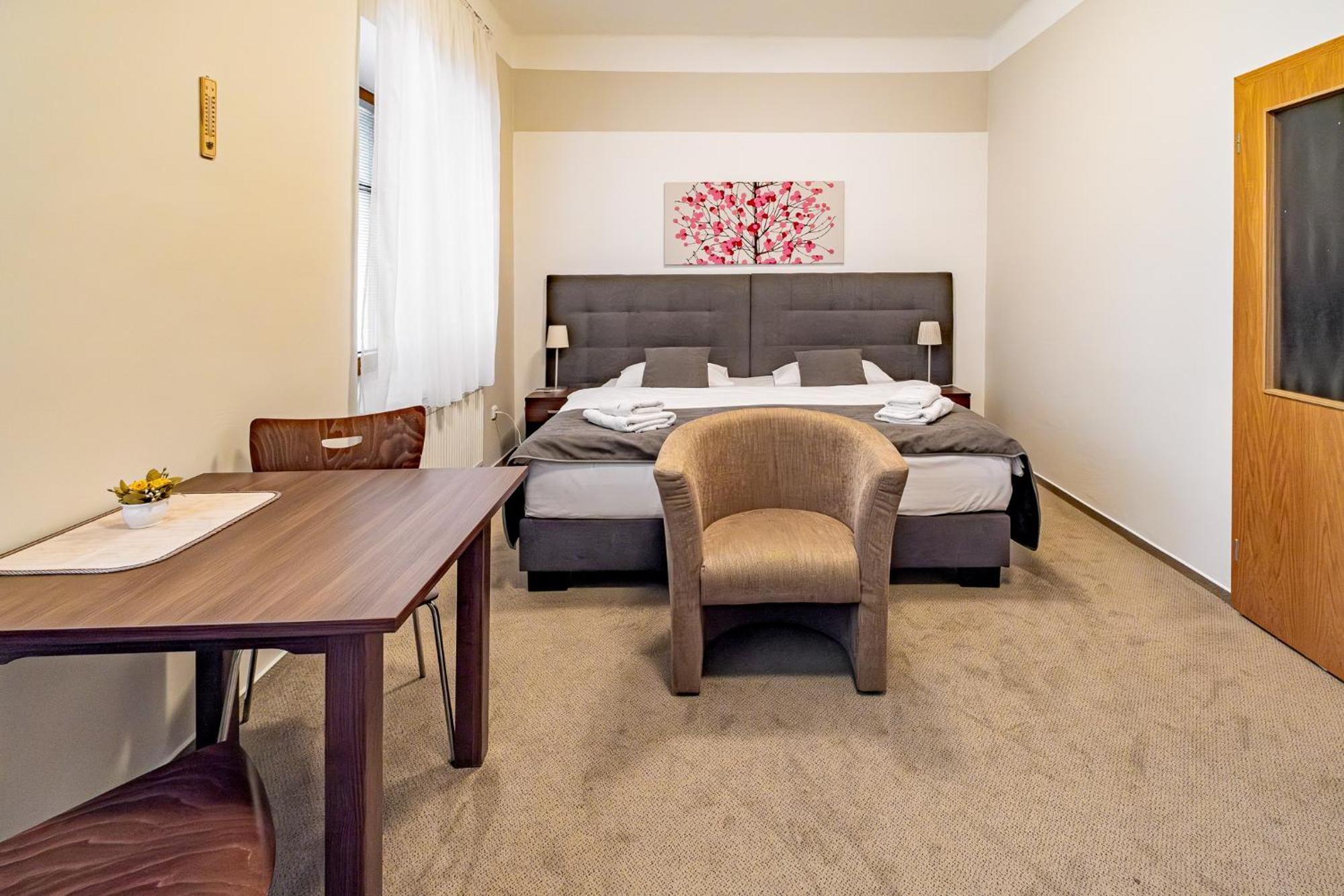 Relax Hotel Stork Lednice Bagian luar foto